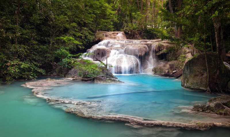 La corriente del río de la montaña atraviesa el bosque tropical y cae foto de archivo
