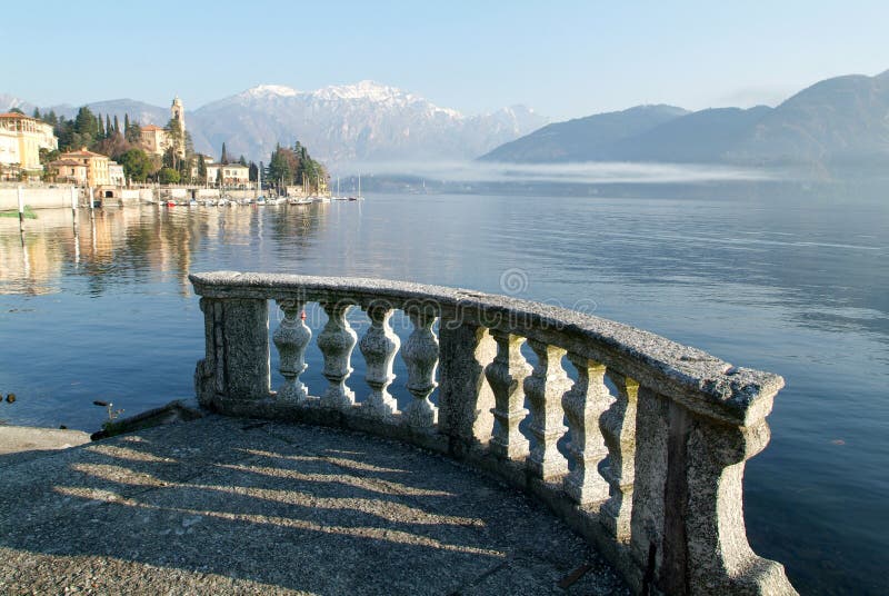 La costa del lago Como a Tremezzo fotografia stock La costa del lago Como a Tremezzo fotografia stock