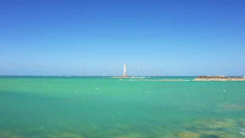 La costa frente al faro de la gorra de la hague