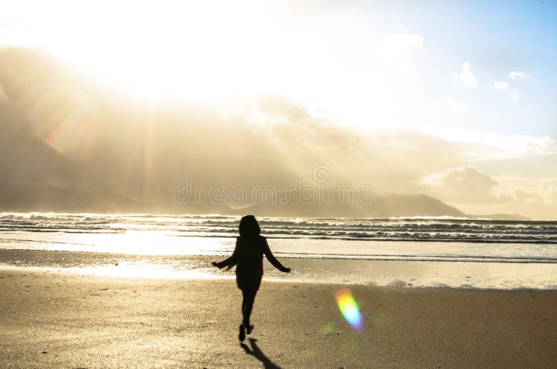 La costa luminosa dell'oceano di lustro della luce del sole della spiaggia corrente della ragazza ondeggia cielo fortunato felice fotografie stock La costa luminosa dell'oceano di lustro della luce del sole della spiaggia corrente della ragazza ondeggia cielo fortunato felice fotografie stock