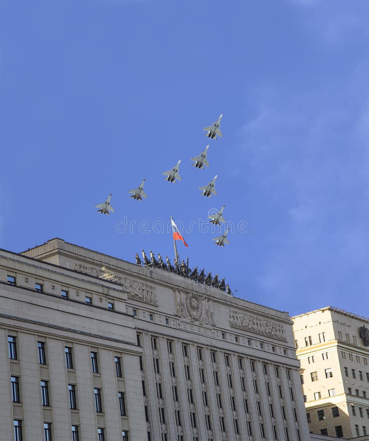 La costruzione principale del Ministero della difesa della Federazione Russa e gli ærei militari russi volano nella formazione, M fotografie stock libere da diritti La costruzione principale del Ministero della difesa della Federazione Russa e gli ærei militari russi volano nella formazione, M fotografie stock libere da diritti