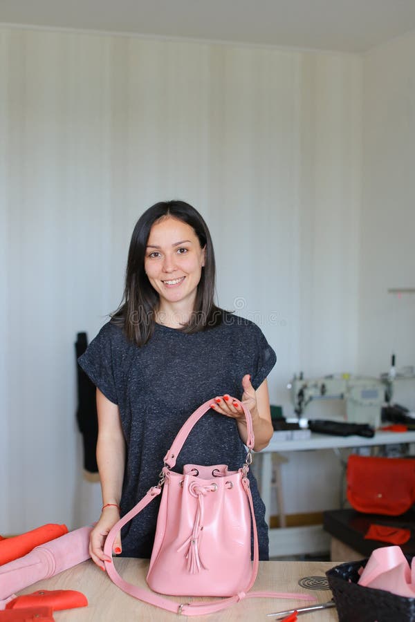 La costurera ganó la mochila y el monedero rosados foto de archivo libre de regalías La costurera ganó la mochila y el monedero rosados foto de archivo libre de regalías
