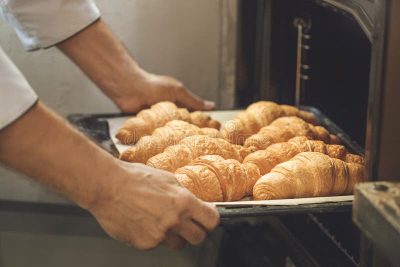 La cottura del cuoco unico del forno cuoce nel professionista della cucina fotografia stock La cottura del cuoco unico del forno cuoce nel professionista della cucina fotografia stock