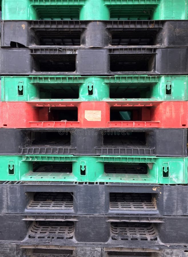 La couche de la palette, faite à partir du plastique et du bois images libres de droits La couche de la palette, faite à partir du plastique et du bois images libres de droits