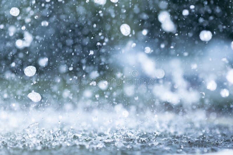 La couleur bleue de l'eau de pluie tombant au sol pendant la saison des pluies photo stock La couleur bleue de l'eau de pluie tombant au sol pendant la saison des pluies photo stock