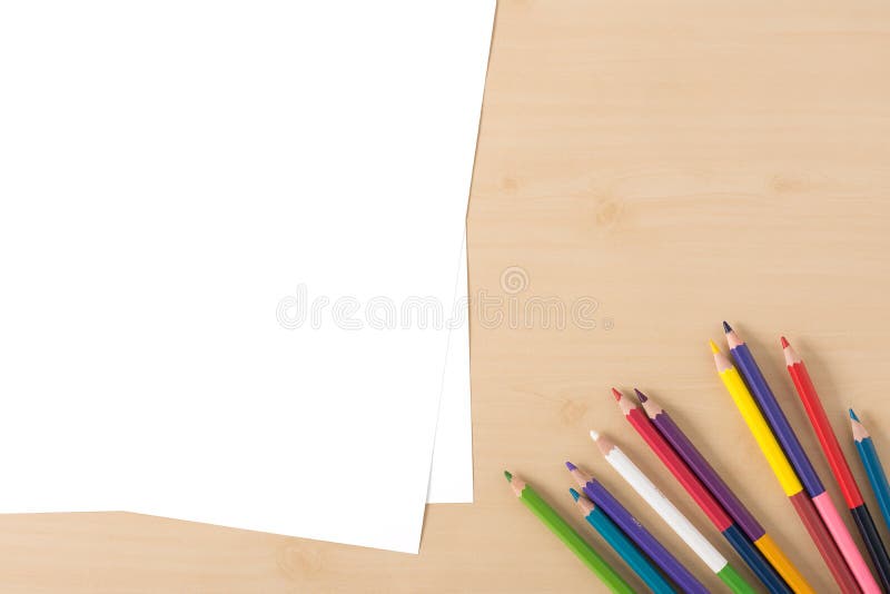 La couleur multiple crayonne sur la table en bois de texture photo libre de droits La couleur multiple crayonne sur la table en bois de texture photo libre de droits