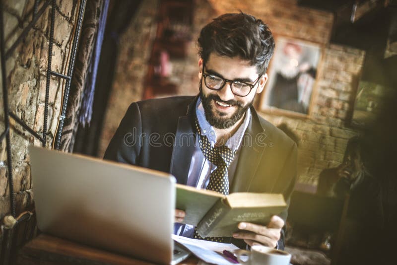 La coupure d'affaires est la bonne heure pour l'éducation Fin vers le haut photo stock La coupure d'affaires est la bonne heure pour l'éducation Fin vers le haut photo stock