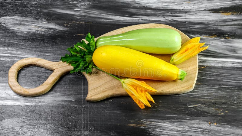 La courgette fraîche vert clair empilée dans un tas a tiré d'en haut Vue supérieure, endroit pour le texte photo libre de droits La courgette fraîche vert clair empilée dans un tas a tiré d'en haut Vue supérieure, endroit pour le texte photo libre de droits