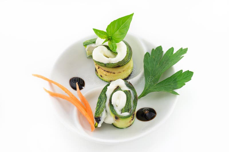 La courgette grillée roule avec du fromage image stock La courgette grillée roule avec du fromage image stock