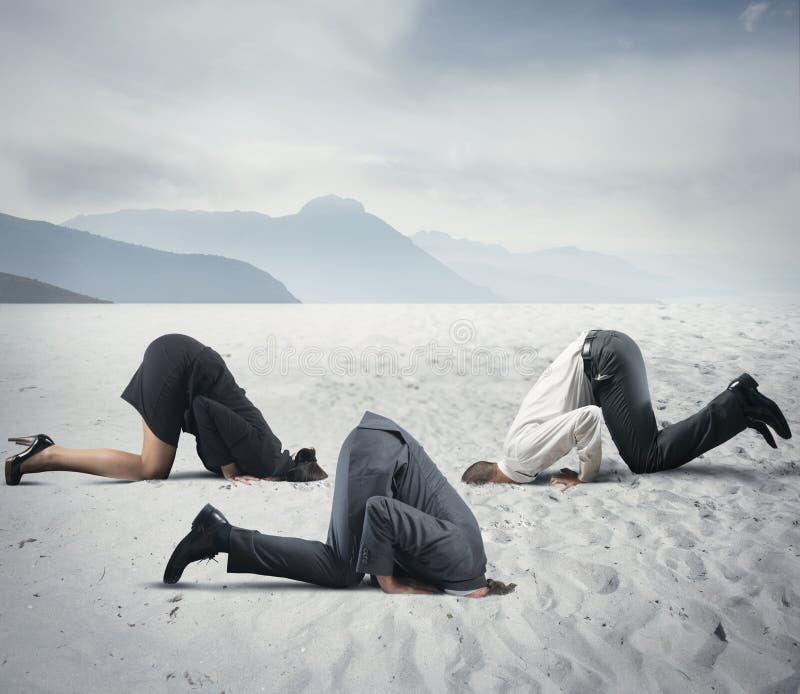 La crainte de la crise avec l'homme d'affaires aiment une autruche images stock La crainte de la crise avec l'homme d'affaires aiment une autruche images stock