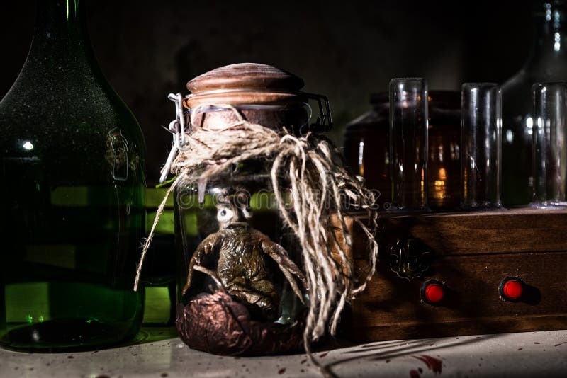 La criatura muerta horrible con bombear observa dentro del tarro entre los glas imagenes de archivo La criatura muerta horrible con bombear observa dentro del tarro entre los glas imagenes de archivo