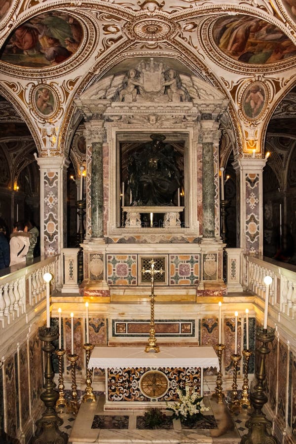 La cripta Cattedrale, Salerno L'Italia fotografia stock La cripta Cattedrale, Salerno L'Italia fotografia stock