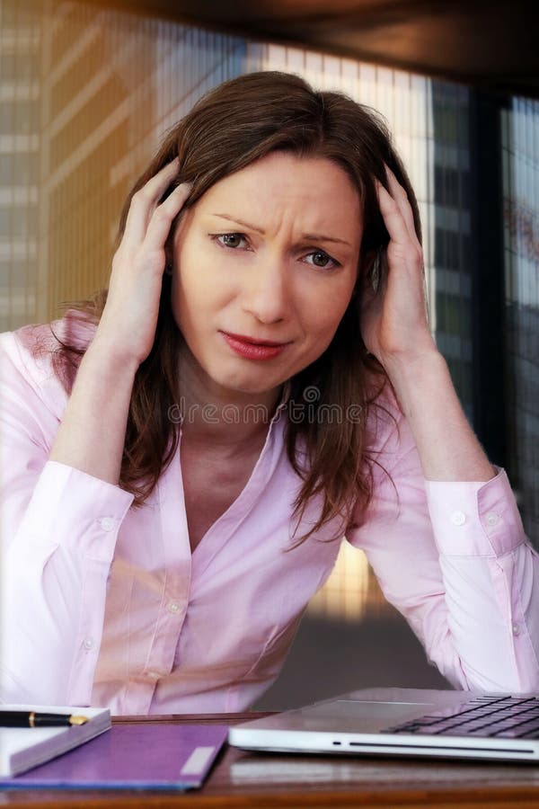 La crisi finanziaria frustrata frustrazione di affari della donna ha preoccupato il dirigente senza lavoro dell'ufficio immagini stock La crisi finanziaria frustrata frustrazione di affari della donna ha preoccupato il dirigente senza lavoro dell'ufficio immagini stock