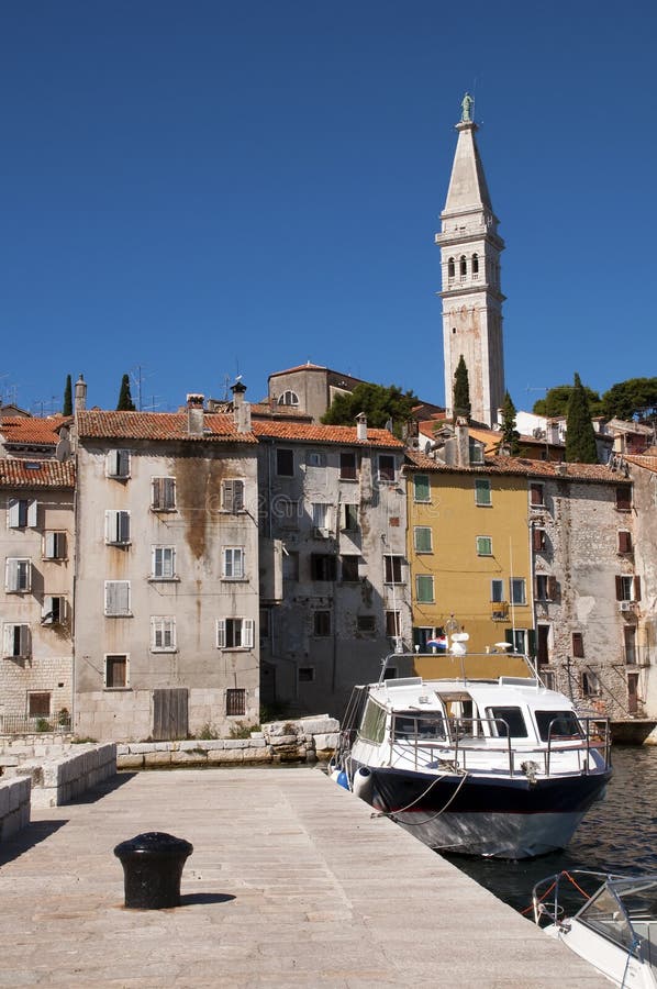 La Croatie - Rovinj - bateau et maisons de beffroi photo libre de droits La Croatie - Rovinj - bateau et maisons de beffroi photo libre de droits