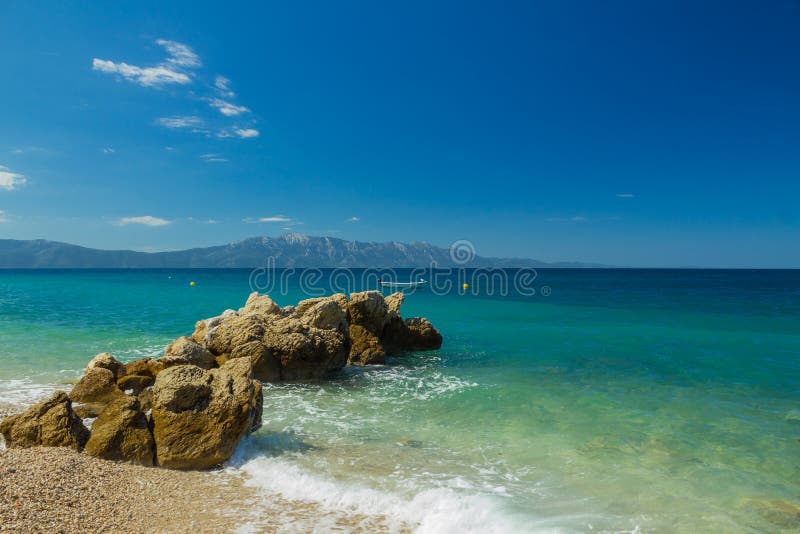 La Croazia spiaggia del fondo di Dalmazia, mare adriatico
