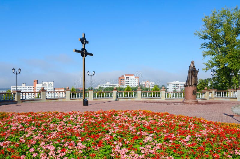 La cruz y el monumento del patriarca Alexy II, Vitebsk, Bielorrusia fotografía de archivo La cruz y el monumento del patriarca Alexy II, Vitebsk, Bielorrusia fotografía de archivo