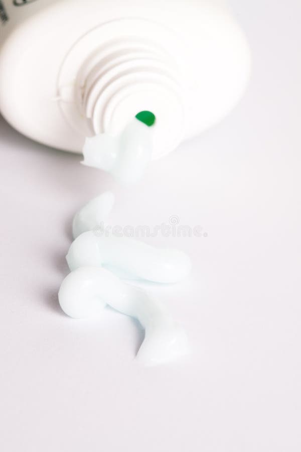 La crème a débordé le plan rapproché de bouteille photo stock La crème a débordé le plan rapproché de bouteille photo stock