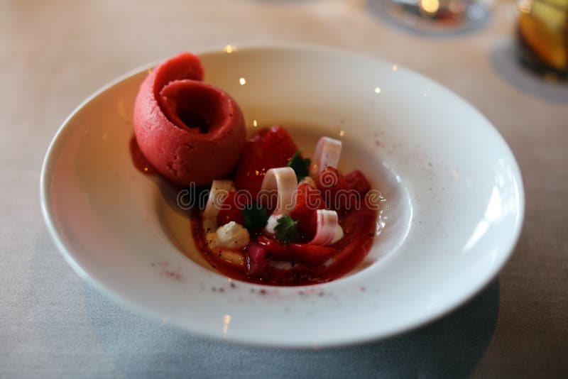 La crème glacée de la meilleure qualité de fraise et de rhubarbe avec le style de l'Anjou fourrent, cuisine unique de dessert de photo stock La crème glacée de la meilleure qualité de fraise et de rhubarbe avec le style de l'Anjou fourrent, cuisine unique de dessert de photo stock