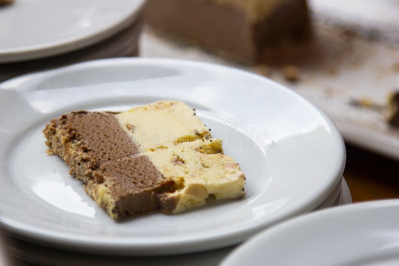 La crème glacée rafraîchissante de crème avec des noix et le chocolat a servi le morceau de plat. images libres de droits