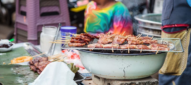 La cucina tradizionale dell'alimento della via, carne di maiale marinata tailandese infilza Moo Ping, spiedi della carne di maial fotografie stock La cucina tradizionale dell'alimento della via, carne di maiale marinata tailandese infilza Moo Ping, spiedi della carne di maial fotografie stock