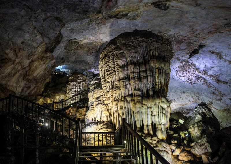 La cueva del paraíso, Phong Nha-KE golpea el parque nacional, región norcentral de la costa, Vietnam foto de archivo La cueva del paraíso, Phong Nha-KE golpea el parque nacional, región norcentral de la costa, Vietnam foto de archivo