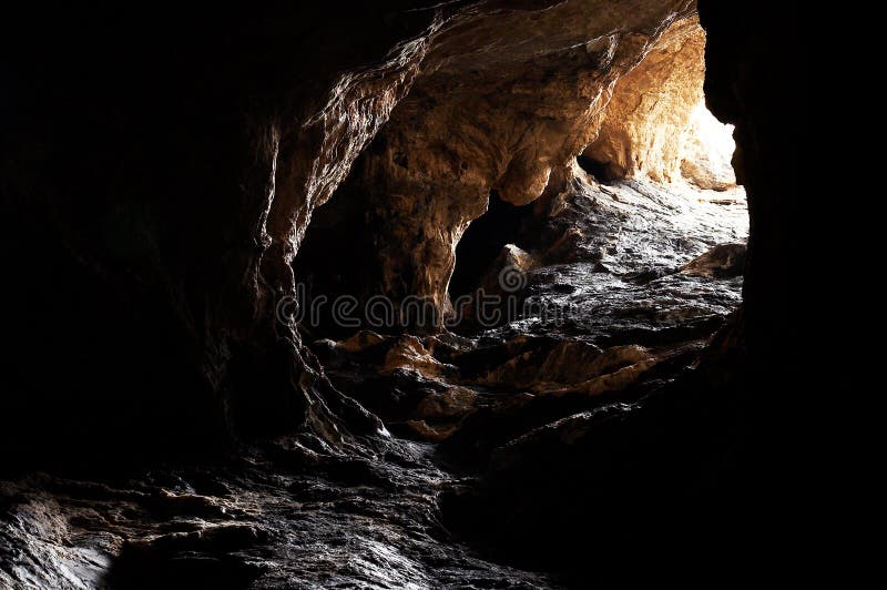 La cueva oscura