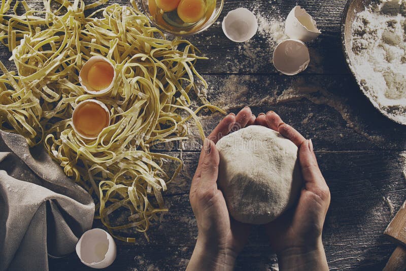 La cuisinière de femme remet la préparation faisant l'italien classique fait maison savoureux image libre de droits La cuisinière de femme remet la préparation faisant l'italien classique fait maison savoureux image libre de droits