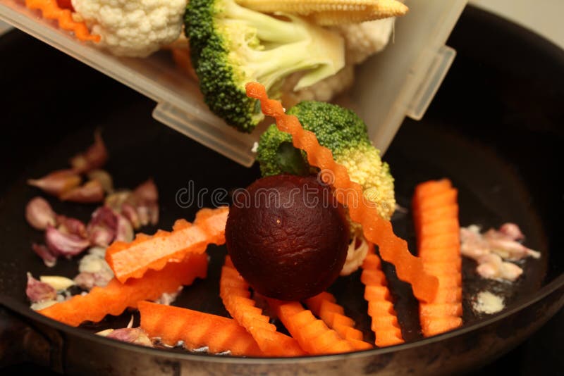 La cuisson prennent les légumes mélangés à frit avec de la sauce à huître Foyer sélectif photographie stock libre de droits La cuisson prennent les légumes mélangés à frit avec de la sauce à huître Foyer sélectif photographie stock libre de droits