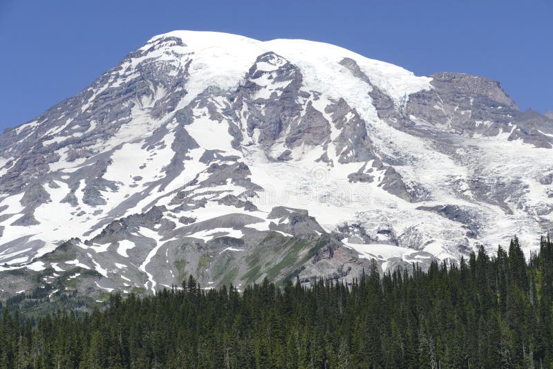 La cumbre del Mt más lluviosa sube sobre las colinas boscosas de la conífera imagen de archivo libre de regalías La cumbre del Mt más lluviosa sube sobre las colinas boscosas de la conífera imagen de archivo libre de regalías