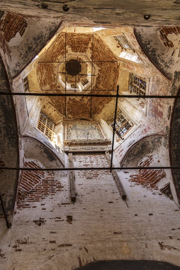 La cupola è dentro la chiesa rovinata in Russia Il resti dell'iconostasi Villaggio di Kolentsy, Rjazan' immagine stock La cupola è dentro la chiesa rovinata in Russia Il resti dell'iconostasi Villaggio di Kolentsy, Rjazan' immagine stock