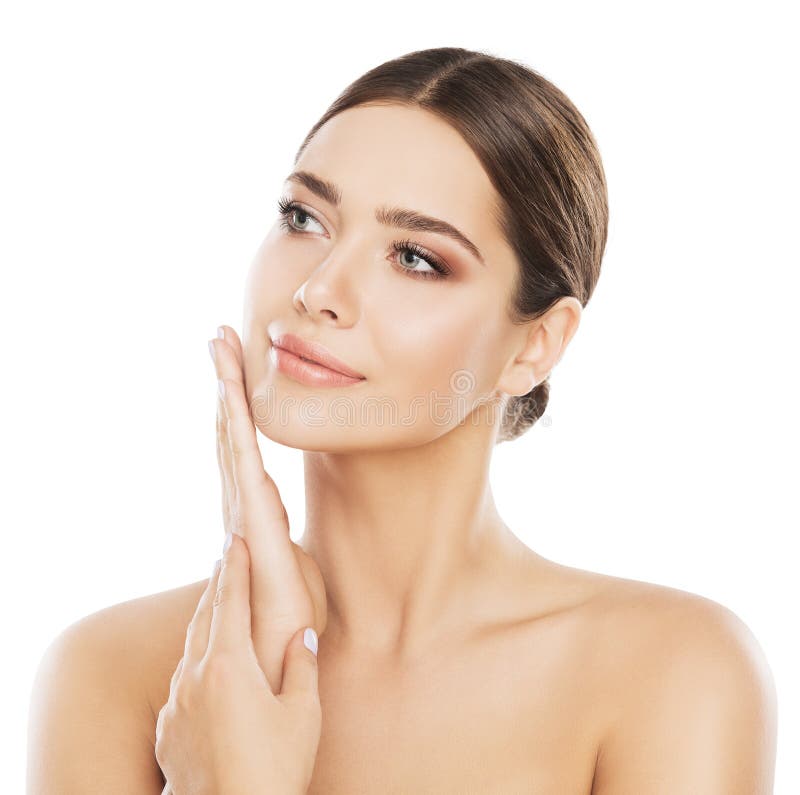 La cura di pelle di bellezza del fronte, donna naturale compone, passa sulla guancia La cura di pelle di bellezza del fronte, donna naturale compone, passa sulla guancia