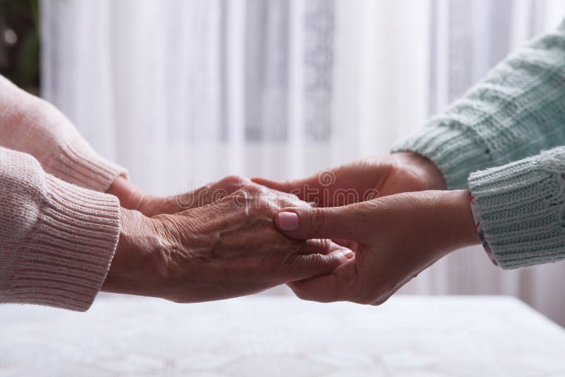 La cura è a casa degli anziani Donna senior con il loro badante a casa Concetto della sanità per la gente anziana anziana
