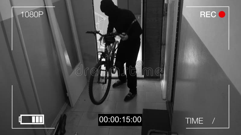 La cámara de vigilancia cogió al ladrón rompió la puerta y robó la bici foto de archivo La cámara de vigilancia cogió al ladrón rompió la puerta y robó la bici foto de archivo