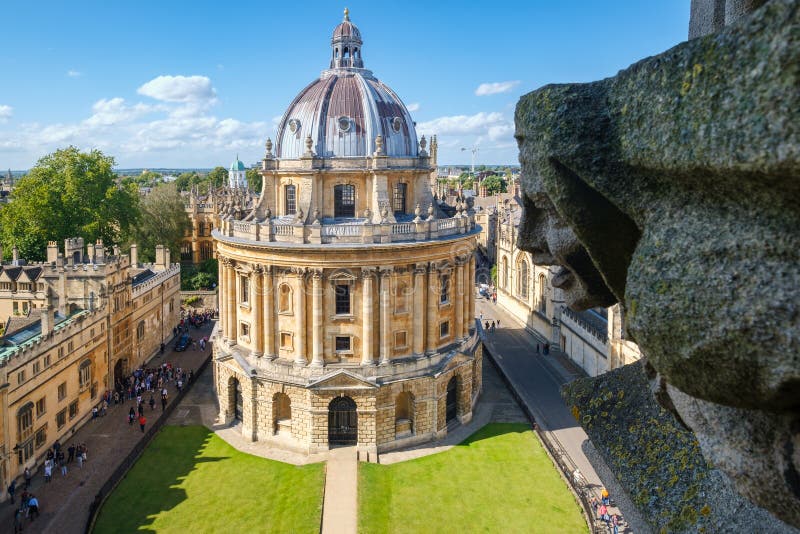 La cámara Radcliffe y un estilo de gárgola de la Iglesia de Santa María en Oxford