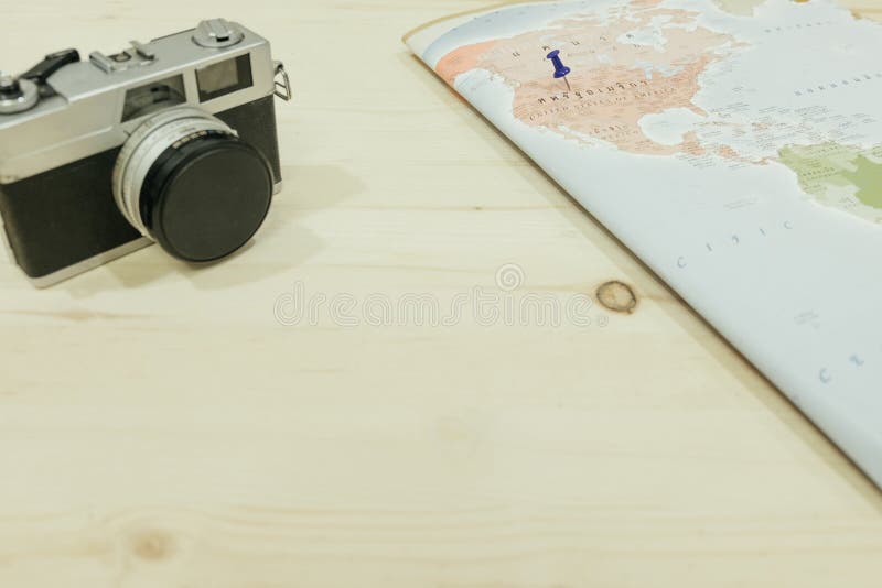 La cámara y el mapa del mundo con los pernos señalan al país de América ambo el pla foto de archivo libre de regalías La cámara y el mapa del mundo con los pernos señalan al país de América ambo el pla foto de archivo libre de regalías