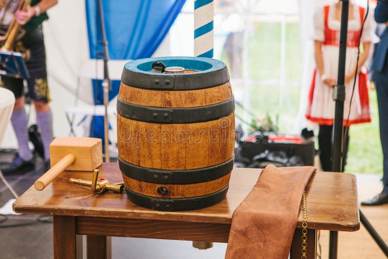 La célébration du festival allemand traditionnel Oktoberfest de bière le baril de bière est un symbole de vacances avant sa ruptu photos libres de droits La célébration du festival allemand traditionnel Oktoberfest de bière le baril de bière est un symbole de vacances avant sa ruptu photos libres de droits