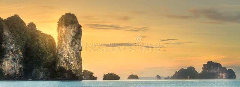 La côte, la jungle et la falaise tropicales de la Thaïlande échouent images libres de droits La côte, la jungle et la falaise tropicales de la Thaïlande échouent images libres de droits