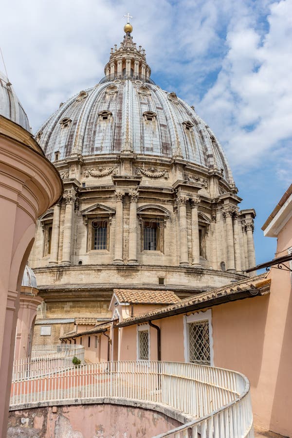 La Cúpula De La Basílica De San Pedro En La Ciudad Del Vaticano Imagen