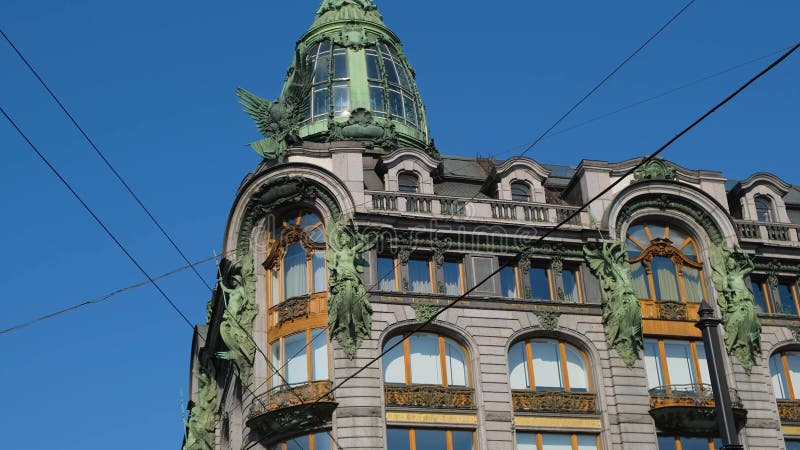 La cúpula y los pisos superiores de la casa de cantantes o del edificio de la empresa de cantantes en nevsky prospekt