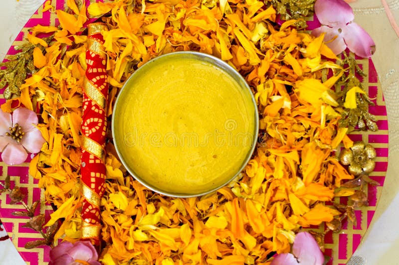 La cúrcuma tradicional de Haldi guardó en una placa de la flor para la ceremonia de matrimonio hindú imágenes de archivo libres de regalías La cúrcuma tradicional de Haldi guardó en una placa de la flor para la ceremonia de matrimonio hindú imágenes de archivo libres de regalías