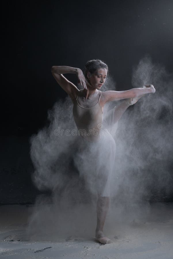 Danseur Posant Dansant Gracieusement En Studio Avec Nuage De Poussière,  Farine. Danseuse En Maillot De Bain Noir Se Déplace, En Action, Ayant Une  Bonne Formation Chorégraphique, Levant La Jambe. Ballet, Danse, Performance