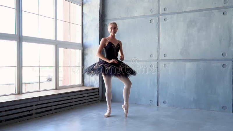 Petite Fille Ballerine Danseuse En Robe Tutu Apprenant La Danse Classique à  L'école De Danse