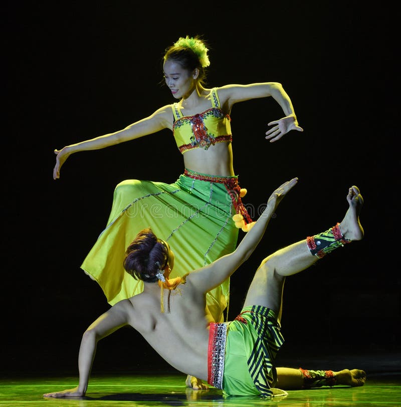La danza popular nacional de los pares- de sombra-Dai del árbol de plátano imagen de archivo La danza popular nacional de los pares- de sombra-Dai del árbol de plátano imagen de archivo