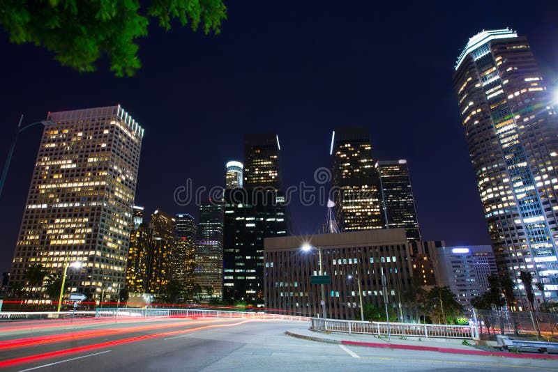 La-de de zonsonderganghorizon van de binnenstad Californië van nachtlos angeles stock foto's La-de de zonsonderganghorizon van de binnenstad Californië van nachtlos angeles stock foto's