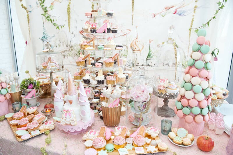 La decoración de la boda con el pastel coloreó las magdalenas, los merengues, los molletes y los macarons imagen de archivo libre de regalías La decoración de la boda con el pastel coloreó las magdalenas, los merengues, los molletes y los macarons imagen de archivo libre de regalías