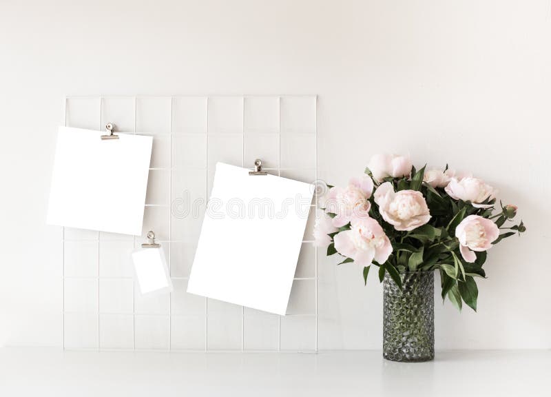 La decoración escandinava del desván del hogar del estilo con la peonía florece fotos de archivo libres de regalías La decoración escandinava del desván del hogar del estilo con la peonía florece fotos de archivo libres de regalías
