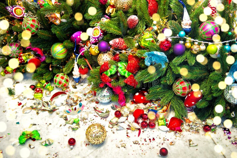 La decorazione rotta dell'albero di Natale orna le luci dorate fotografie stock libere da diritti La decorazione rotta dell'albero di Natale orna le luci dorate fotografie stock libere da diritti