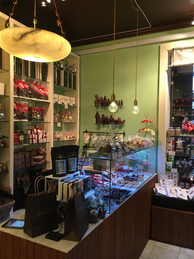 La decorazione in un bel negozio a Natale immagini stock La decorazione in un bel negozio a Natale immagini stock