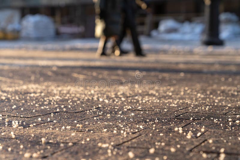 La deformazione di reagente chimico sulla strada renderà la strada sicura in inverno. il pavimentazione viene cosparso con un'atte