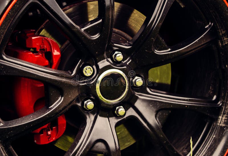 La deriva inspiró diseñar Detalle de la rueda de coche Rueda de la aleación Borde del negro brillante de la rueda de coche de luj foto de archivo La deriva inspiró diseñar Detalle de la rueda de coche Rueda de la aleación Borde del negro brillante de la rueda de coche de luj foto de archivo